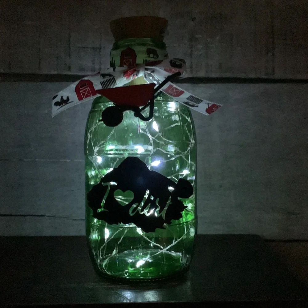 ‘I ❤️ Dirt’ logo green barrel solar lantern